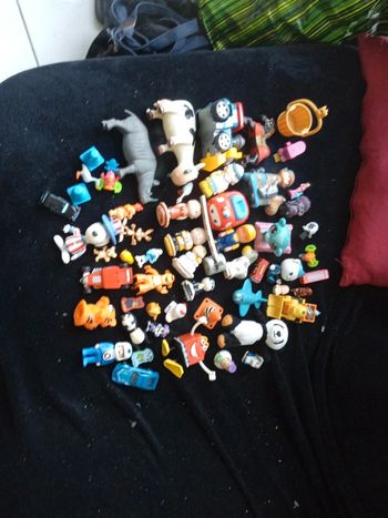 Lot en vrac de personnages et figurines