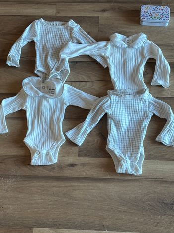 Je vend un lot de 4 body bébé très bon état 