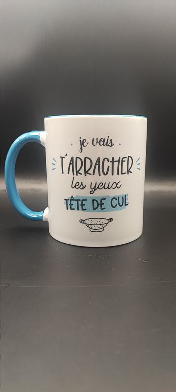 Mug bleu "je vais t'arracher les yeux tête de cul" 