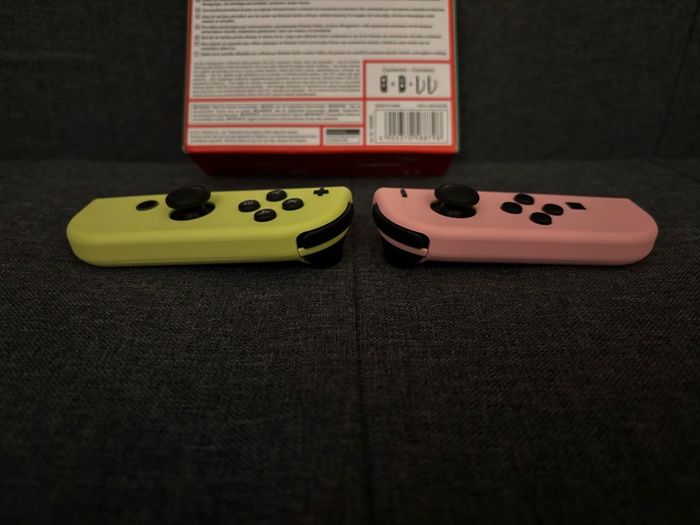 Paire de joycons rose et jaune officiels  Nintendo Switch - photo numéro 4
