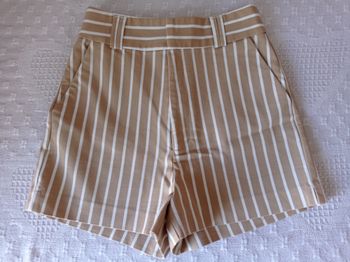 SHORT STRADIVARIUS Rayé Beige/Blanc.