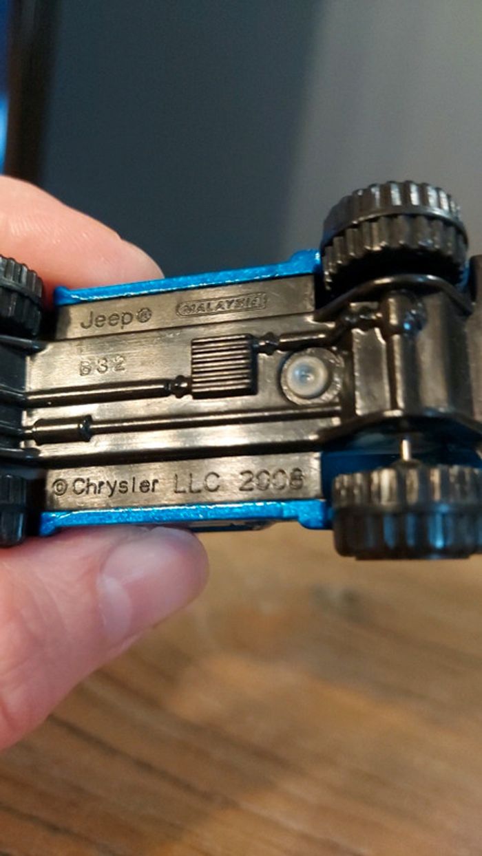 Jeep Chrysler bleue - photo numéro 7