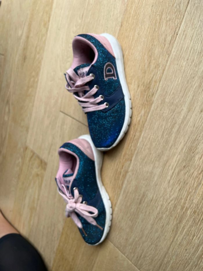 Vends basket dpam taille 32 bleu marine brillante en bon état - photo numéro 2