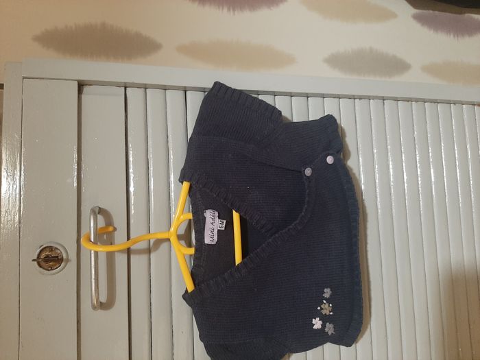 2 boléros et 2 gilets filles Taille 6 mois - photo numéro 5