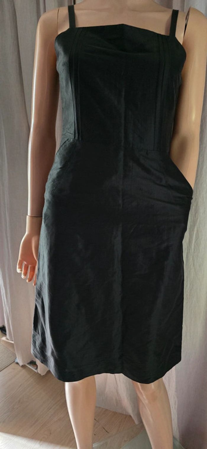 Petite robe noire avec poche marque Caroll 25%soie - photo numéro 2