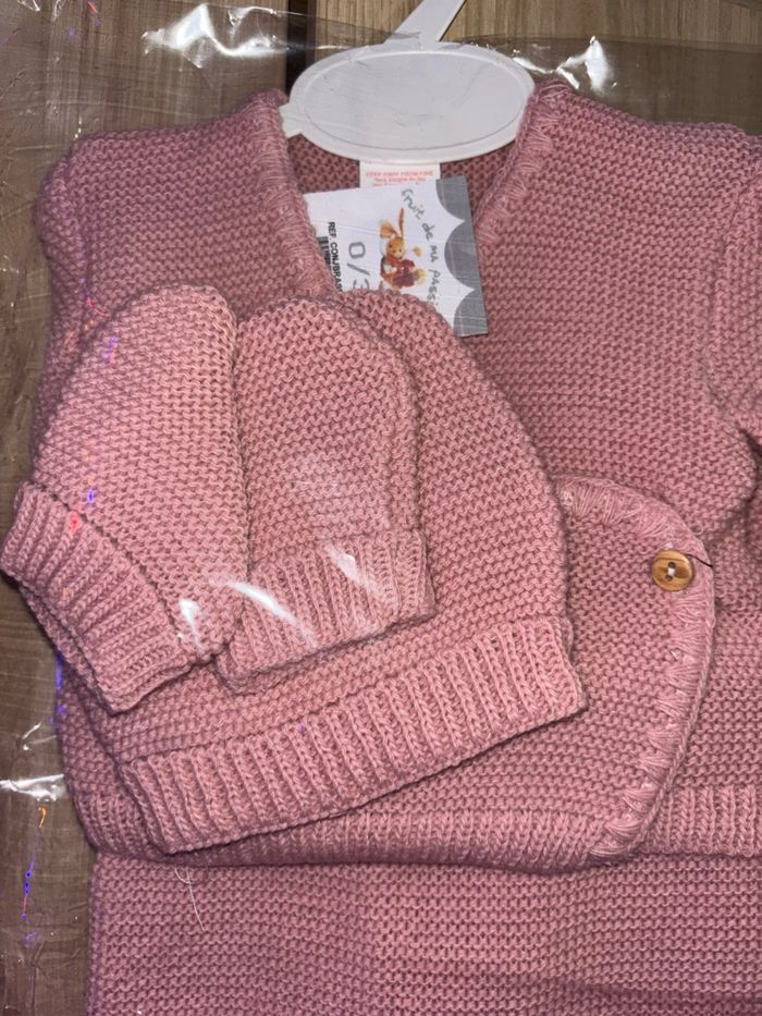 Ensemble de vêtements pour bébé. Tenue de naissance avec chaussons et bonnet, rose. - photo numéro 2