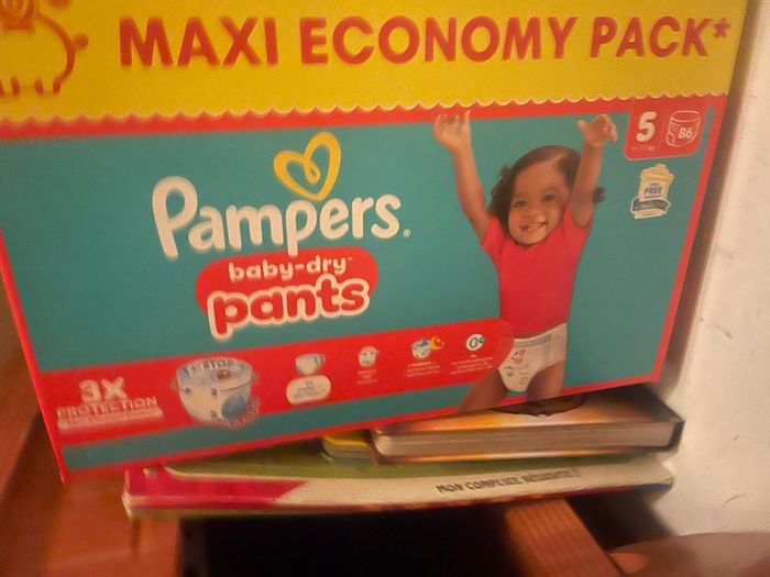 carton de couche Pampers culotte  taille 5 neuf - photo numéro 3