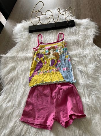 Pyjama short princesses 🥰 taille 134/140   Un petit trou discret sur le short