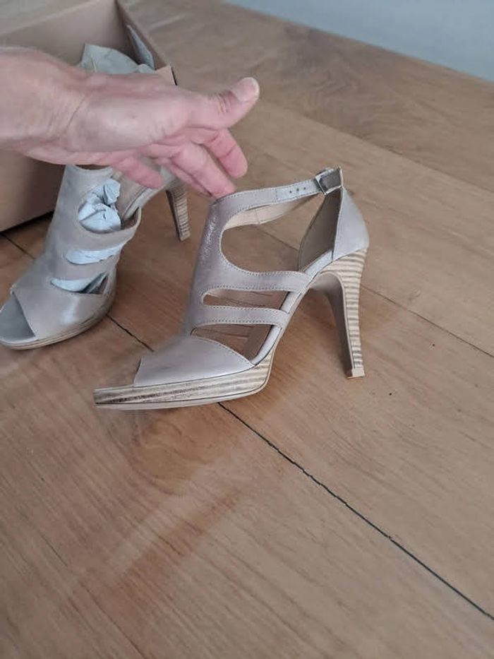 Sandales a talons BATA neuves - photo numéro 3