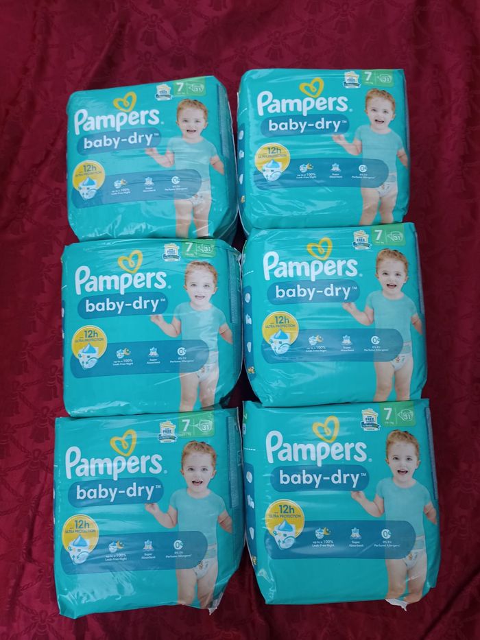 Six paquets de couches Pampers baby-dry T7 taille 7