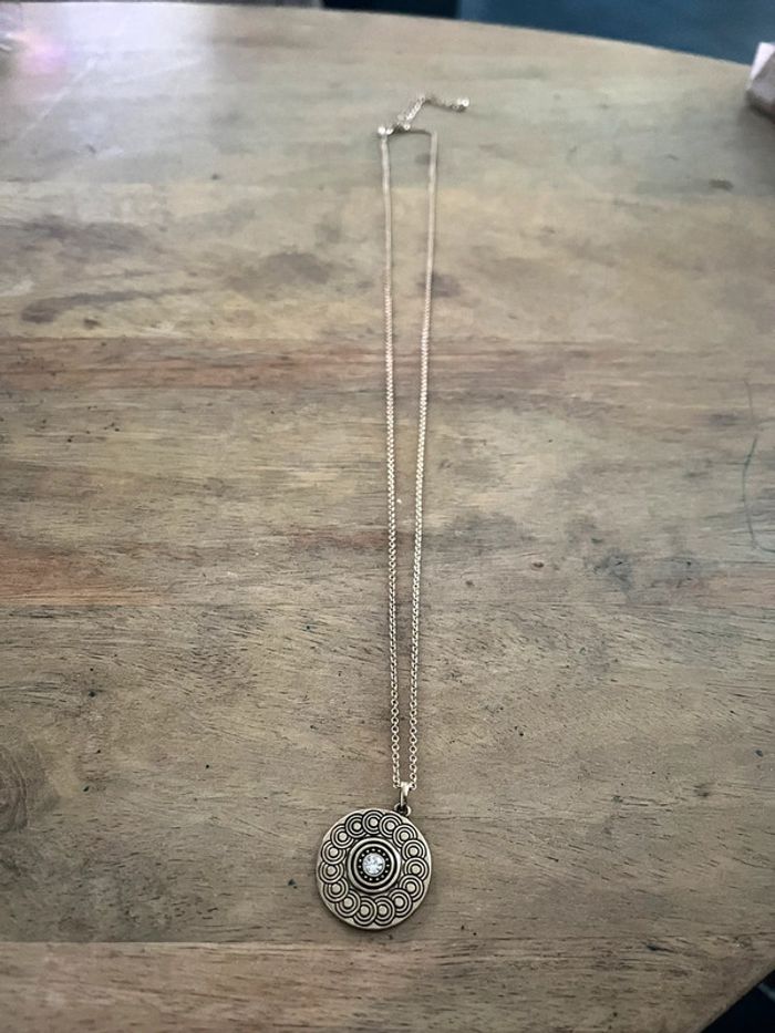 Collier long dorée avec pendentif