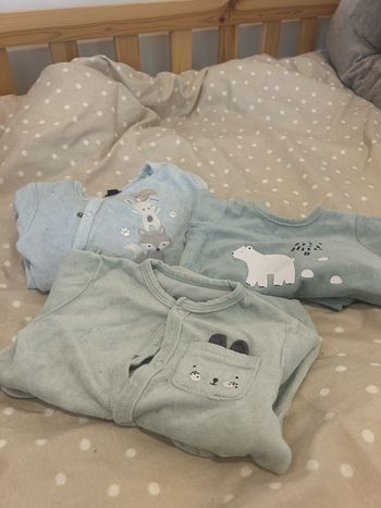 lot de pyjamas taille 6 mois