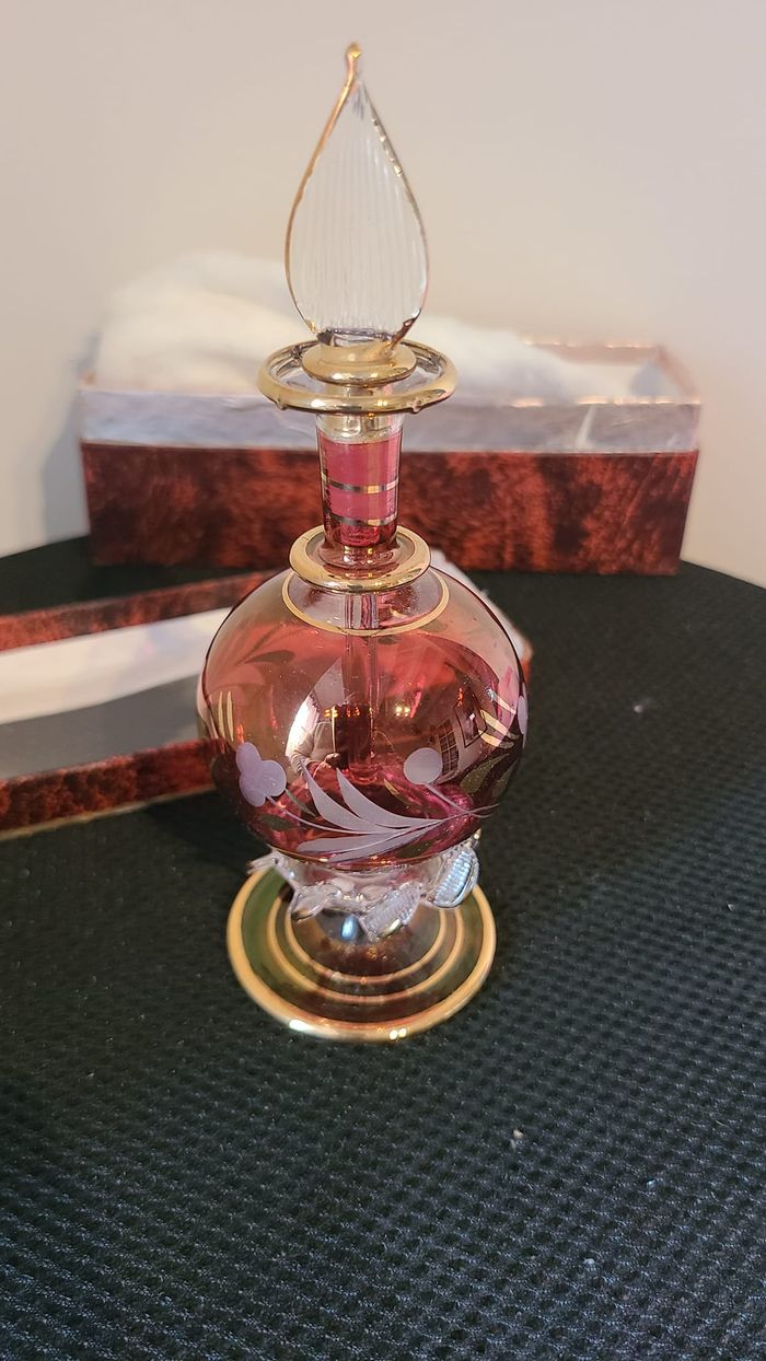 Flacon de parfum en verre gravé canneberge vintage avec barbouilleur