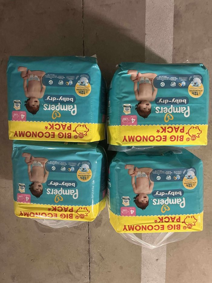 4 paquets couches t 4 Pampers neuf