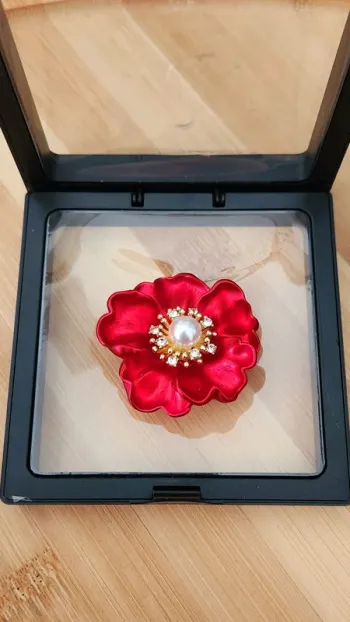 Broche fleur rouge neuve