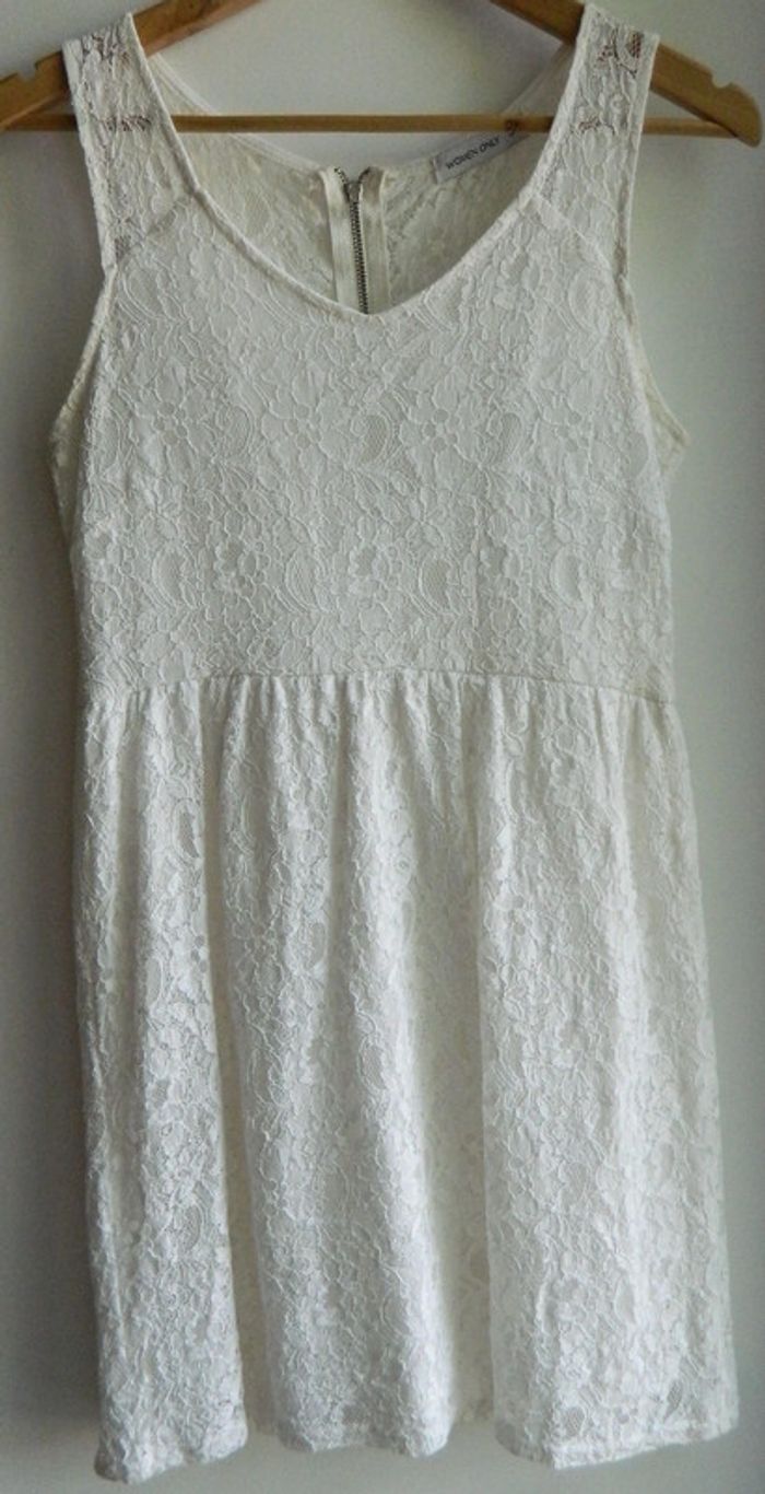 Robe en dentelle T 3 "Women Only"