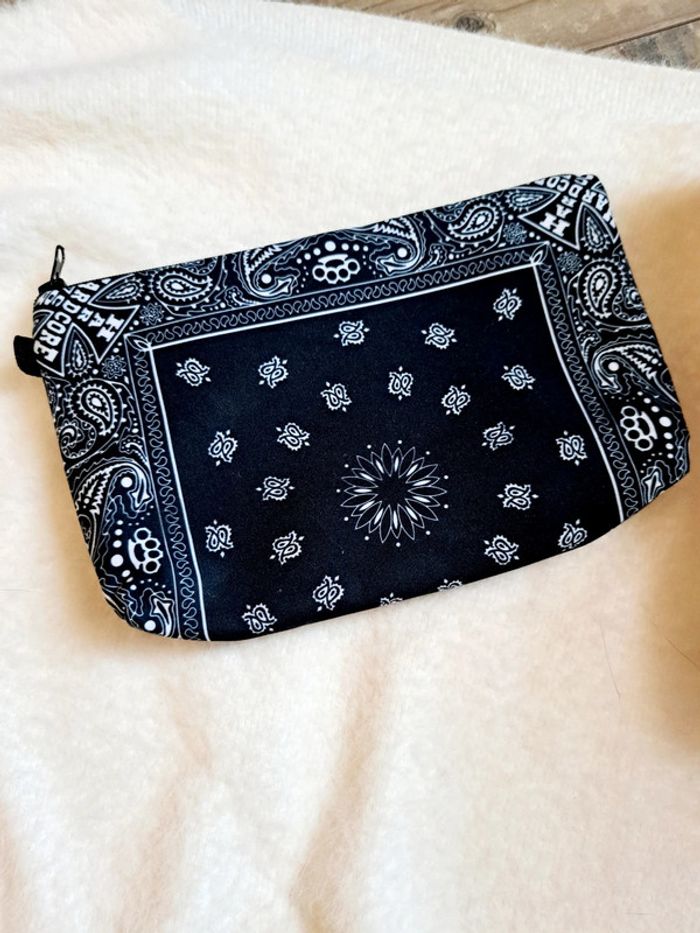 Brume corporelle parfumée Victoria's Secret + trousse offerte.
neuve 💜 Cashmere Fleur - photo numéro 7