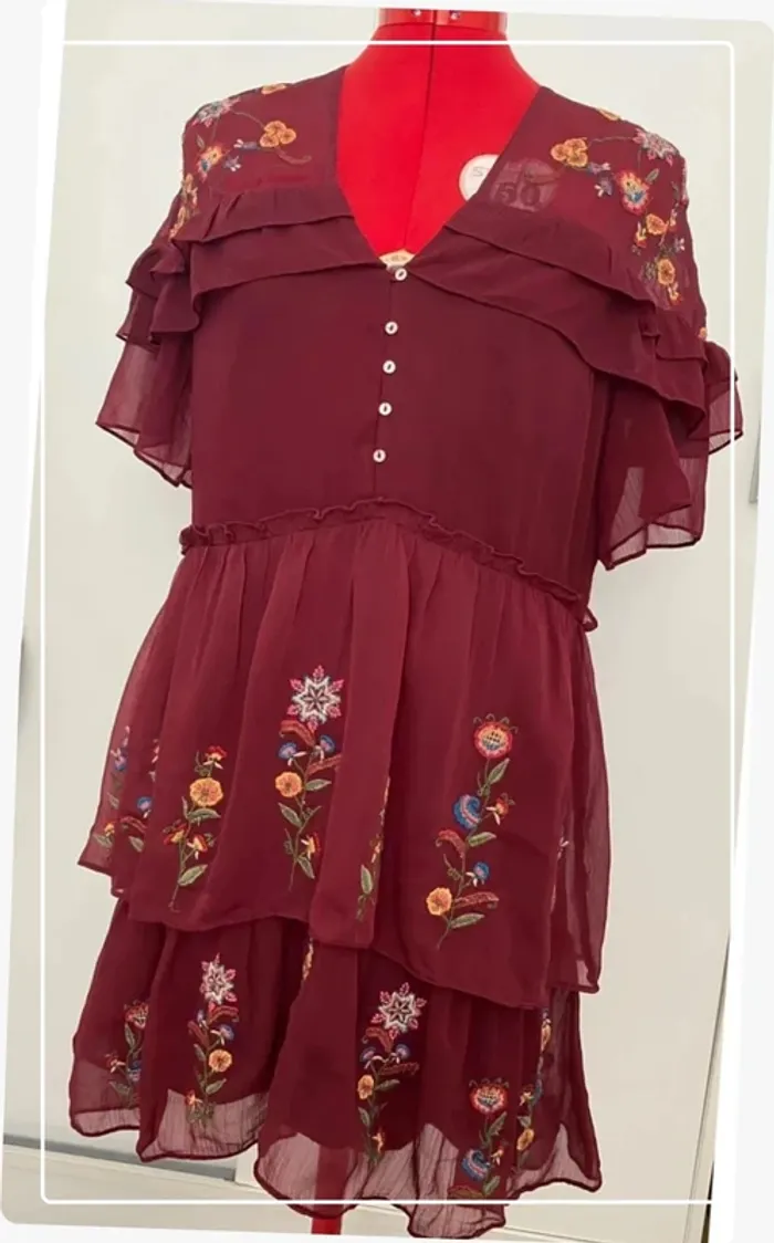 Robe volants bordeaux brodée Zara