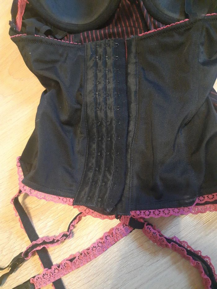 Porte jarretelle noir et fushia - photo numéro 5