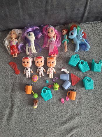 Lot de poupées et poneys