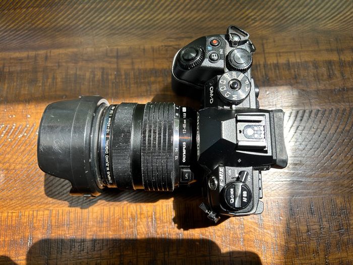 Olympus OM-DE-M1 mark II, avec objectif Olympus 12-40mm f2.8 Pro, 2 batteries - photo numéro 3