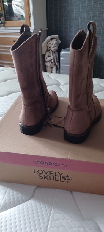 Très jolie mini bottes fille Pointure 32