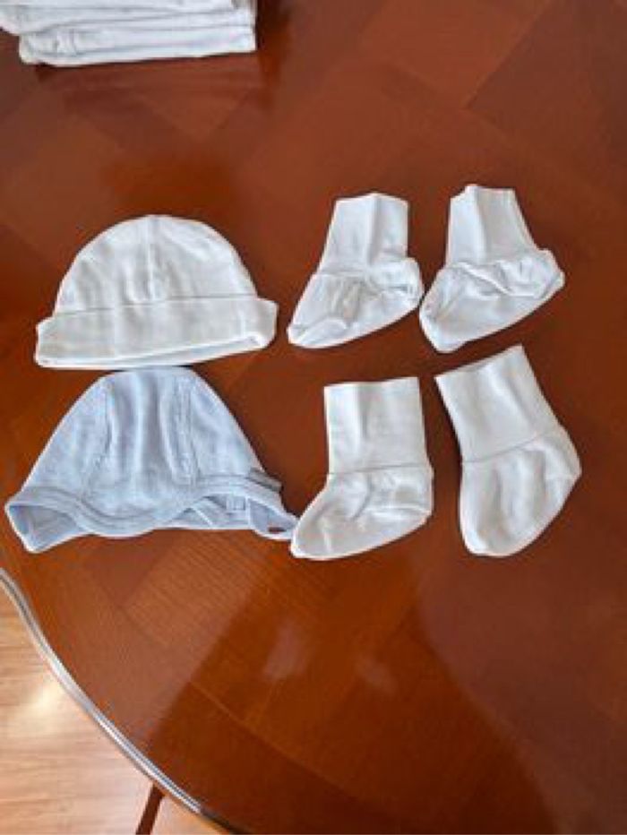 Bonnets et chaussettes bébé