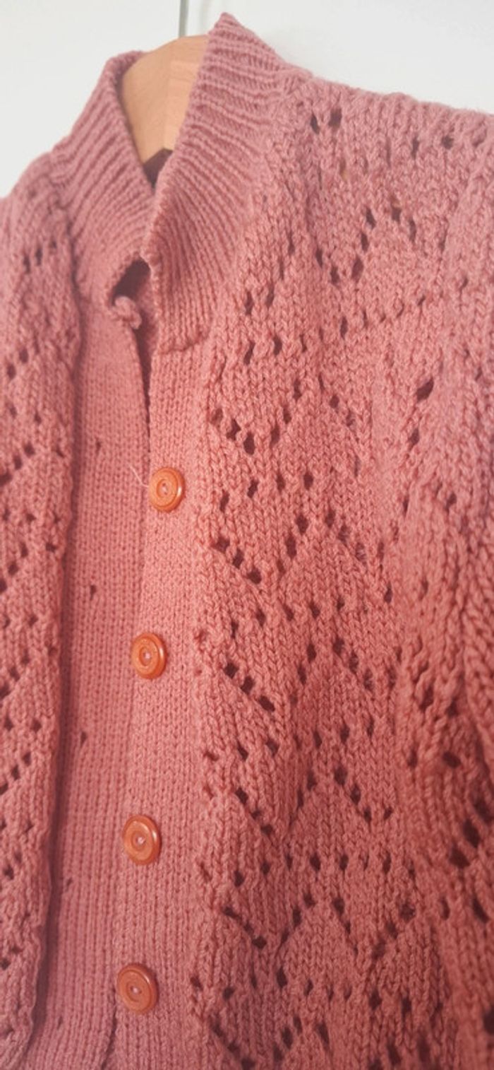 🧶 Gilet ajouré bois de rose – Douceur & style au rendez-vous ! 🌸 - photo numéro 3