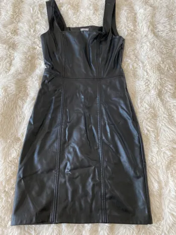 Jolie robe noire en simili cuir Pimkie taille 32