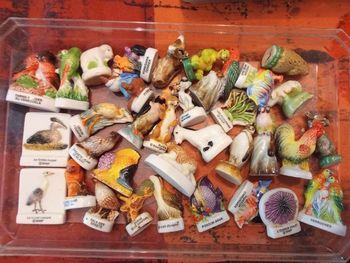 Lot de 34  fèves animaux, collection, oiseaux, bovins, coreaux, cheval, âne, poule, plantes,  etc...