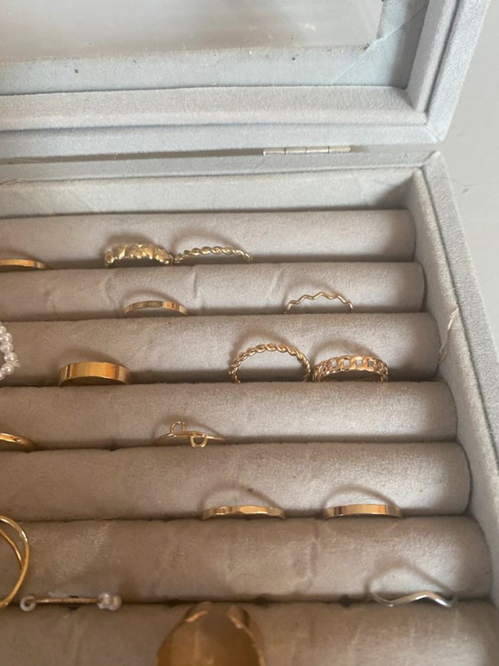 Lot de bijoux fantaisie avec porte bracelet et rangement très bon etat - photo numéro 8