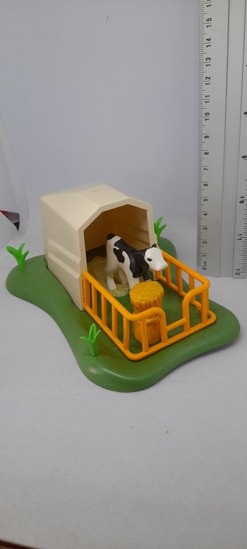 Abri avec veau playmobil
