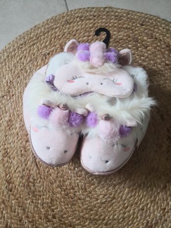 Ensemble chaussons 39 masque et tour de cou neufs