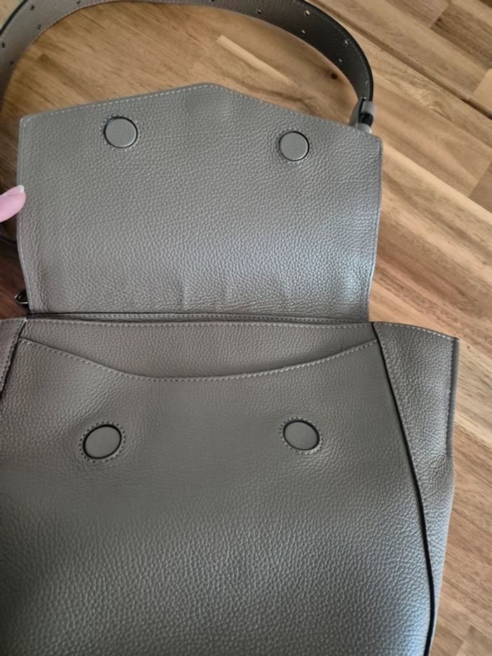 Sac bandoulière Boss en cuir en parfait état - photo numéro 9