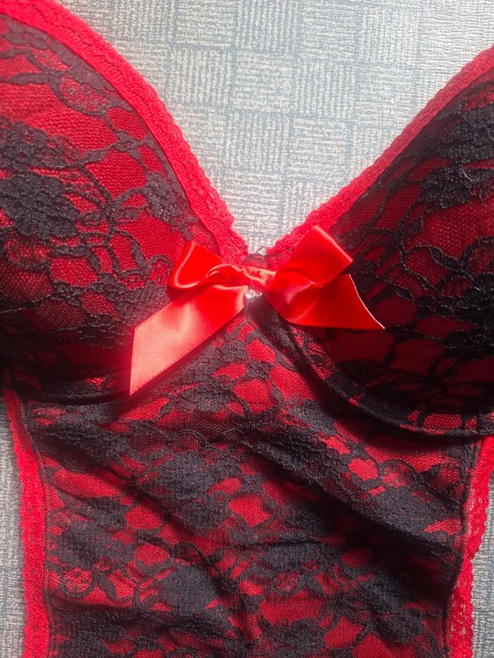 Tenue sexy rouge et noire - photo numéro 2