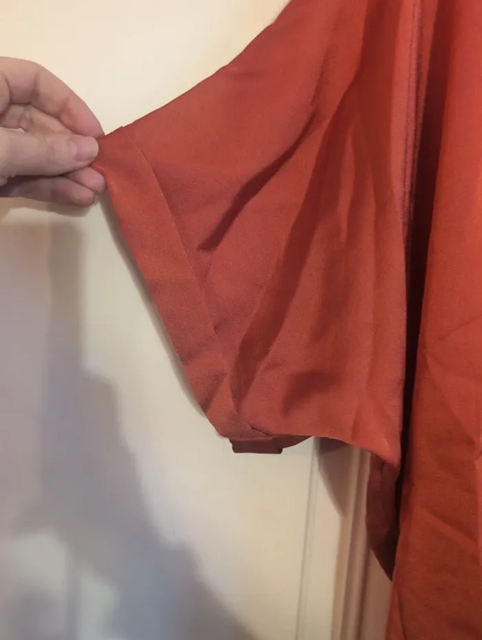 Robe noire motifs dorés - photo numéro 2