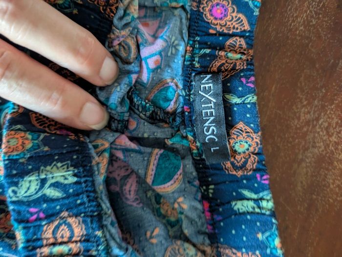 Joli short In extenso taille L motifs multicolores cachemire fond bleu marine - photo numéro 3