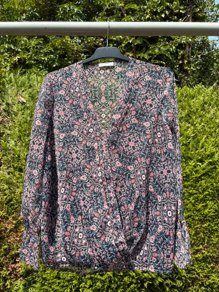 Blouse manches longues cache-cœur bleu marine à motif – Marque Cache-Cache