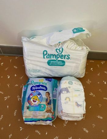 Lot couches Pampers Taille 5 + couches de bain Taille 4-5