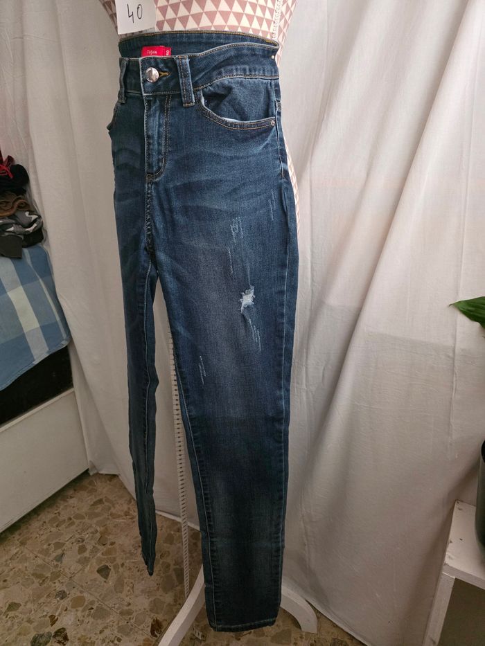 Jean ,bleu , légèrement décolorés par endroit et déchiré ,en excellent état, en coton/polyester/elasthanne, longueur 103cm, largeur de taille 36cm, largeur de cuisse 27cm, hauteur de taille 31cm, marque Tissaïa = 5€ - photo numéro 2