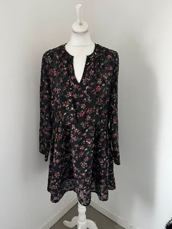 Robe col en V noire à fleurs Bash S