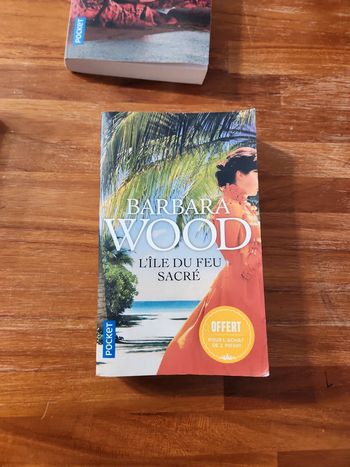 Livre : l'île du feu sacré