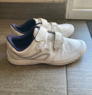 Basket de sport bleu et blanche