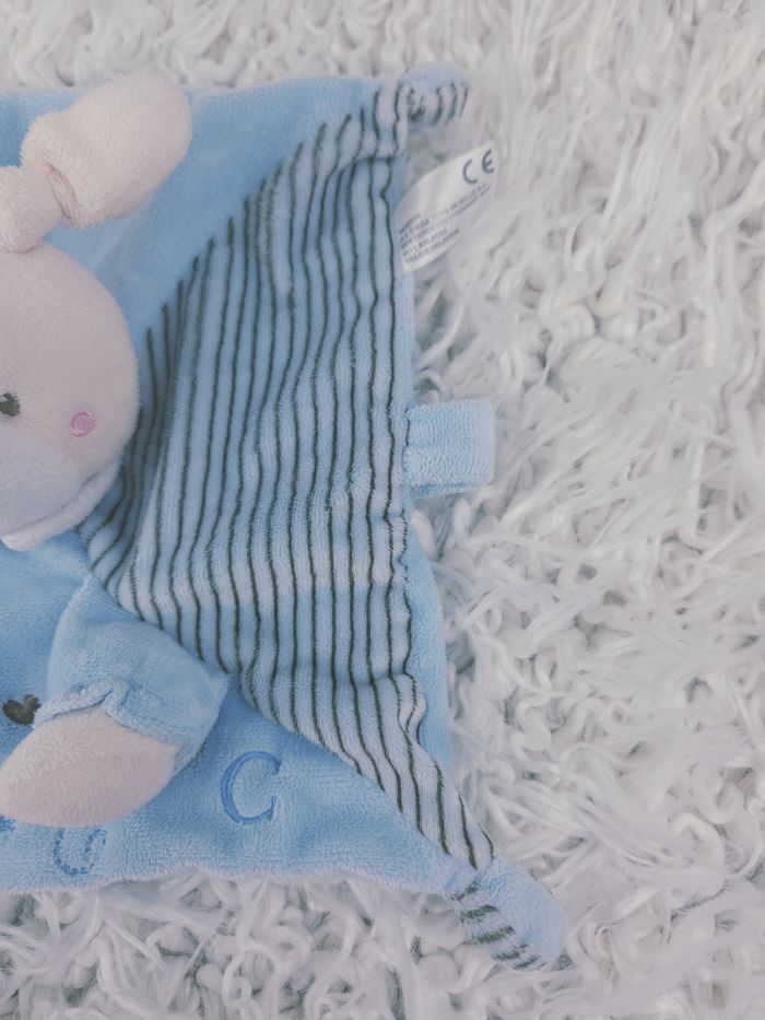 Doudou mouchoir lapin bleu avec attache tétine marque Kiabi 🎅 - photo numéro 3