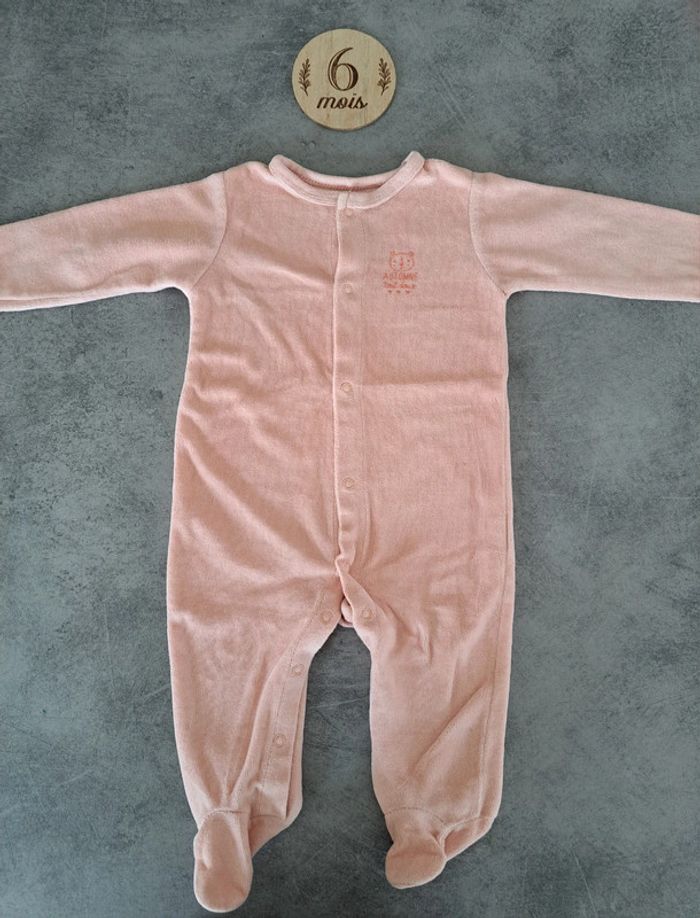Pyjama grenouillère bébé fille taille 6 mois
Ouverture à l'avant 
Rose pâle 🌸