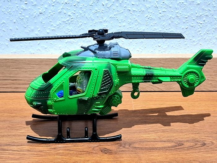 Hélicoptère militaire camo avec pilote, tigre et crocodile - photo numéro 2