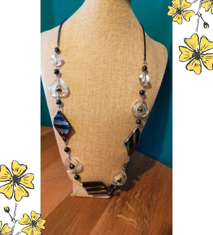 Collier fantaisie noir et transparent – Formes modernes, style graphique