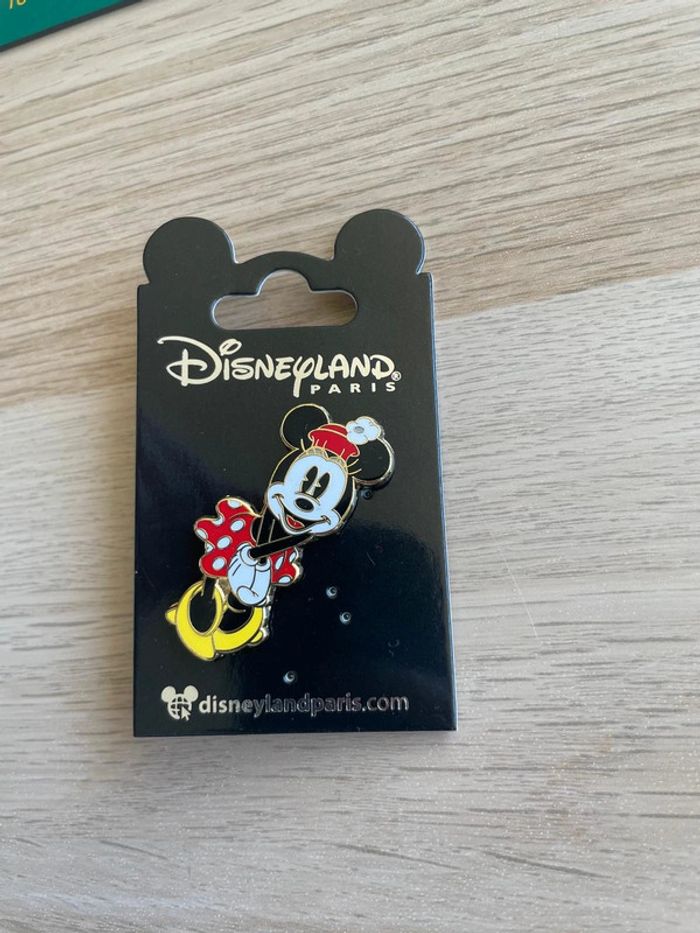 Pin's Disney Minnie Mouse - Robe Rouge à Pois - Disneyland Paris