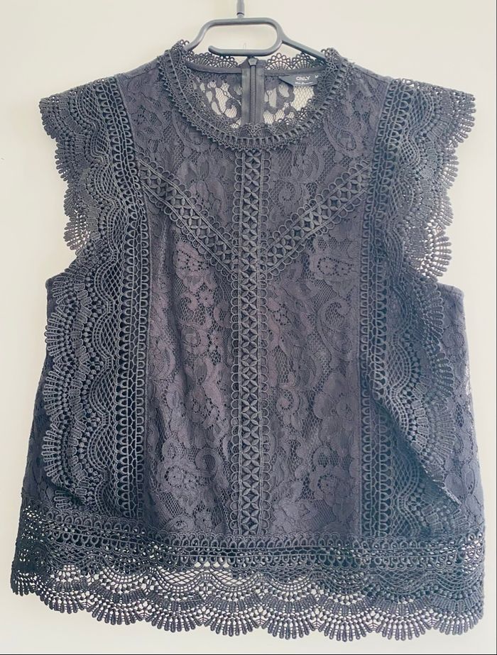 Top noir à dentelle