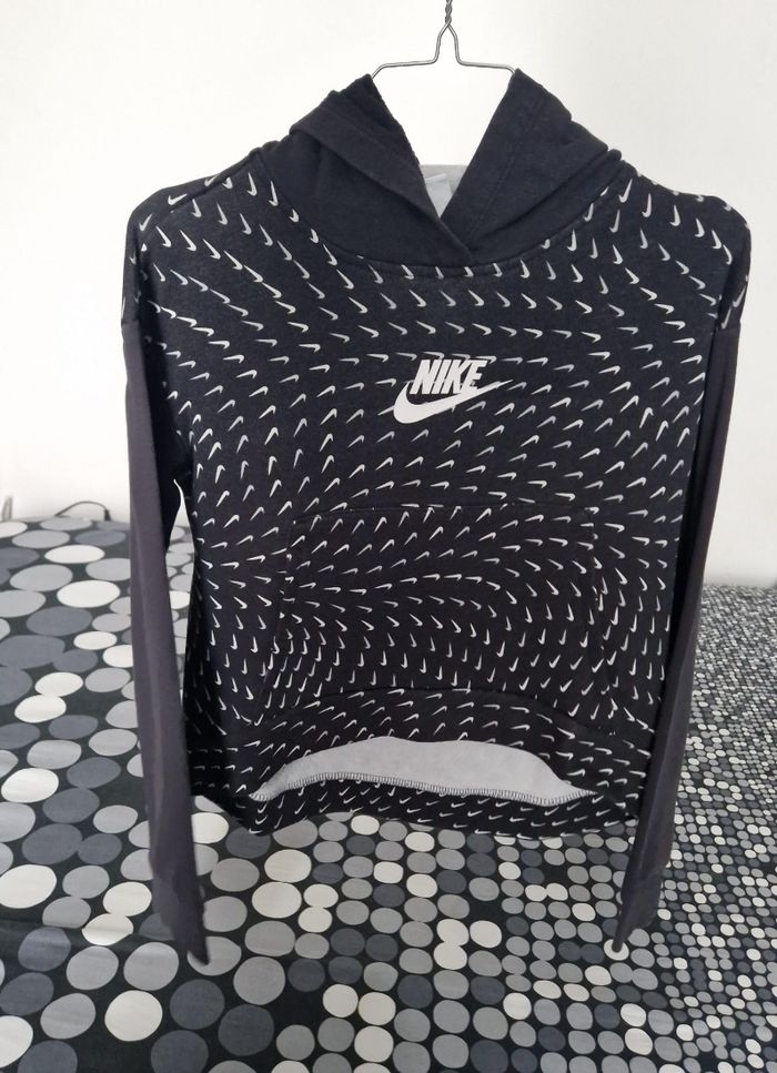 Sweat à capuche Nike noir à motifs – Taille L (146–156 cm)